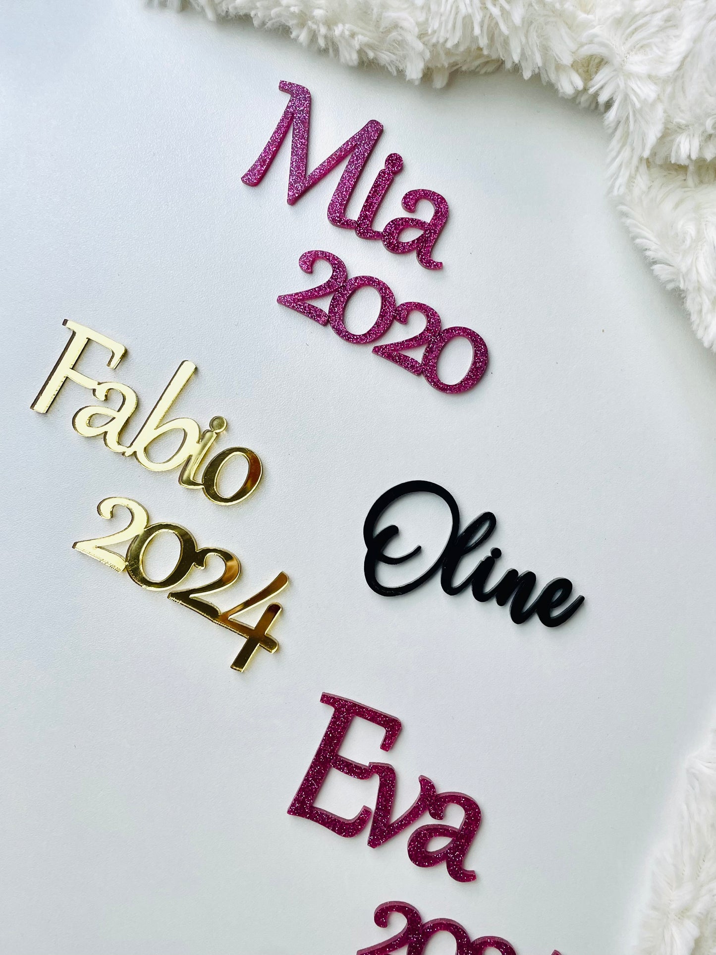 Marque-place personnalisé en acrylique – Prénoms mariage découpés