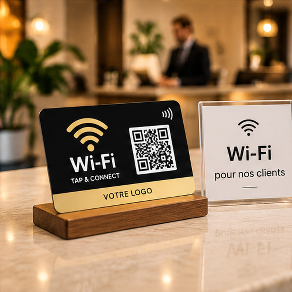 Carte NFC Wi-Fi personnalisée présentée sur un comptoir de café ou d'hôtel pour faciliter l'accès au Wi-Fi des visiteurs