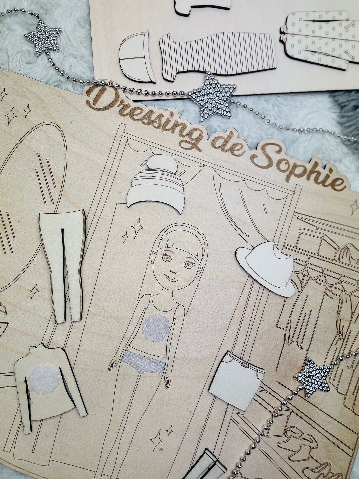 Poupée en bois à colorier | Garde-robe de poupée | Armoire à poupées | Vêtements poupée | Poupée et vêtements à découper | Cadeau Noël fille