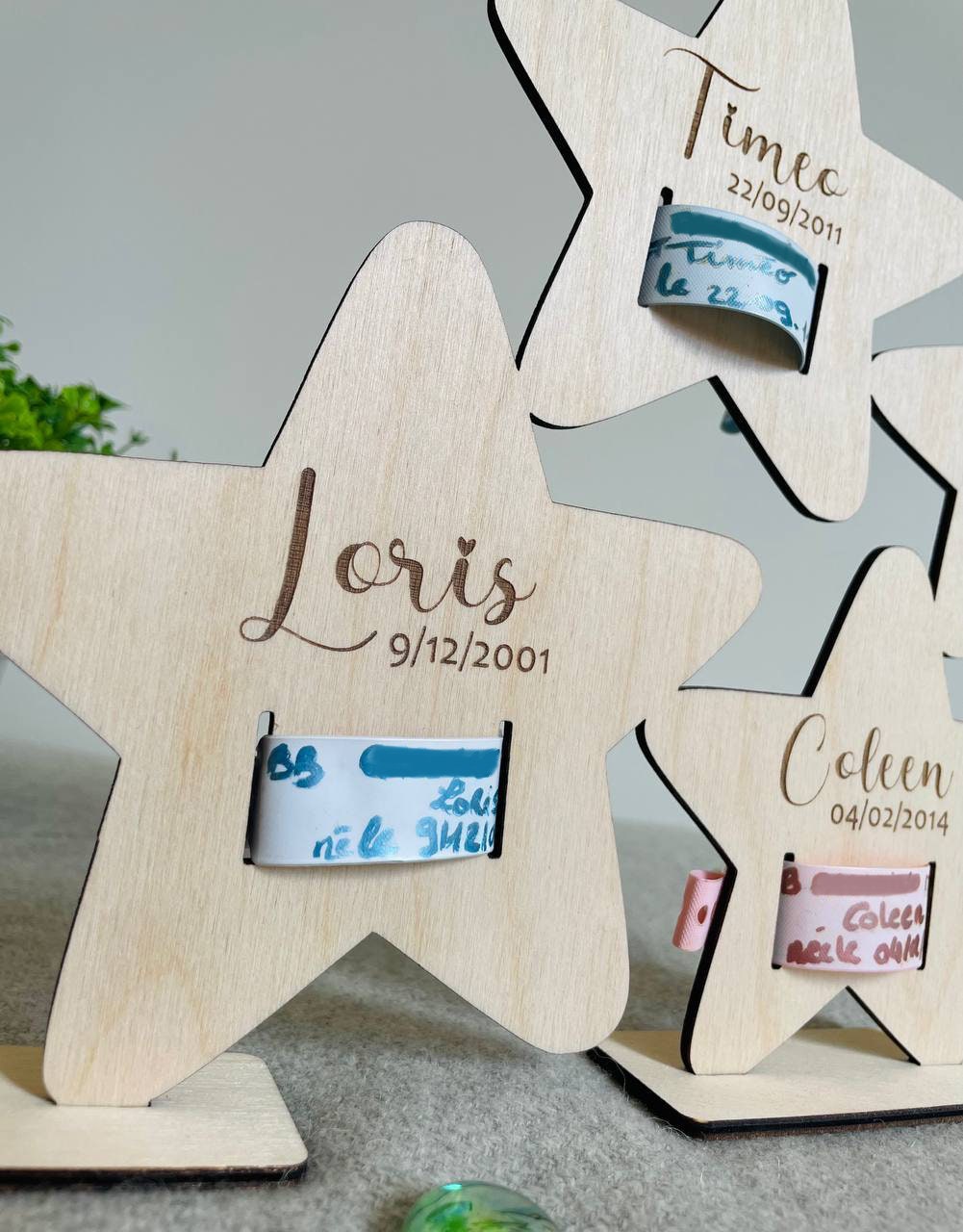 Cadre bracelet de naissance personnalisé bois pour plusieurs enfants