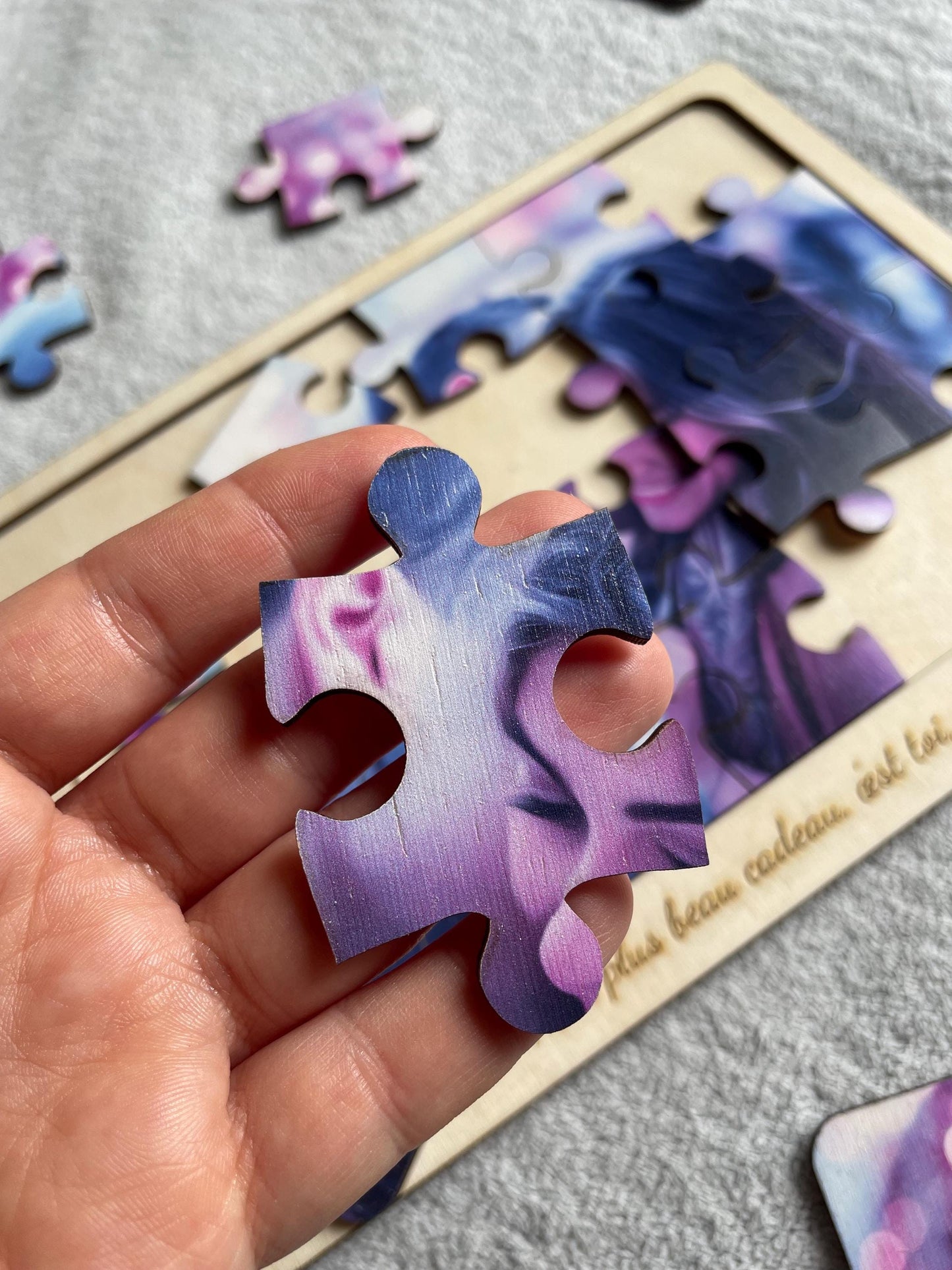 Puzzle-photo coloré en bois avec le message gravé personnalisé