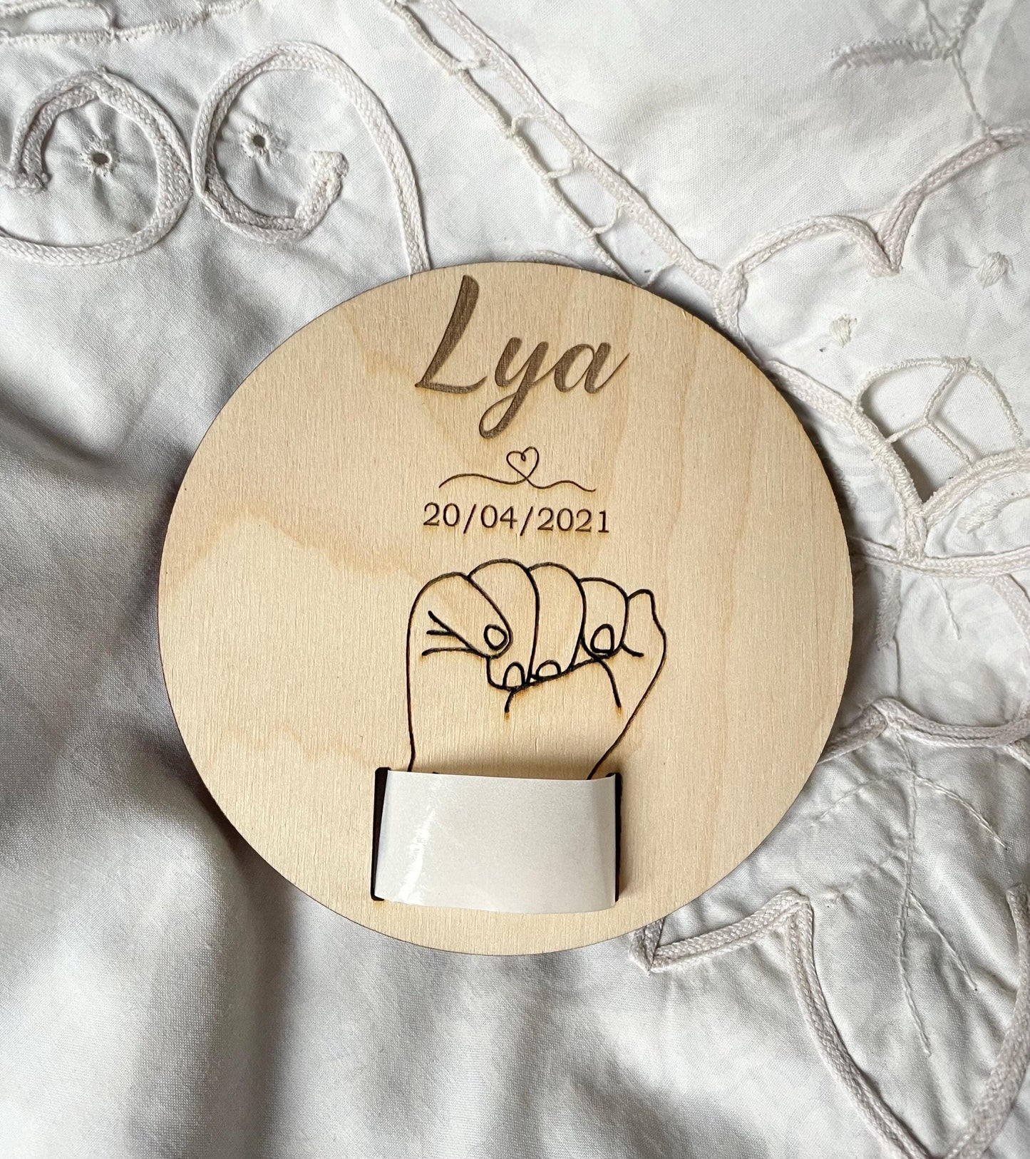 Support bracelet de naissance personnalisé en bois