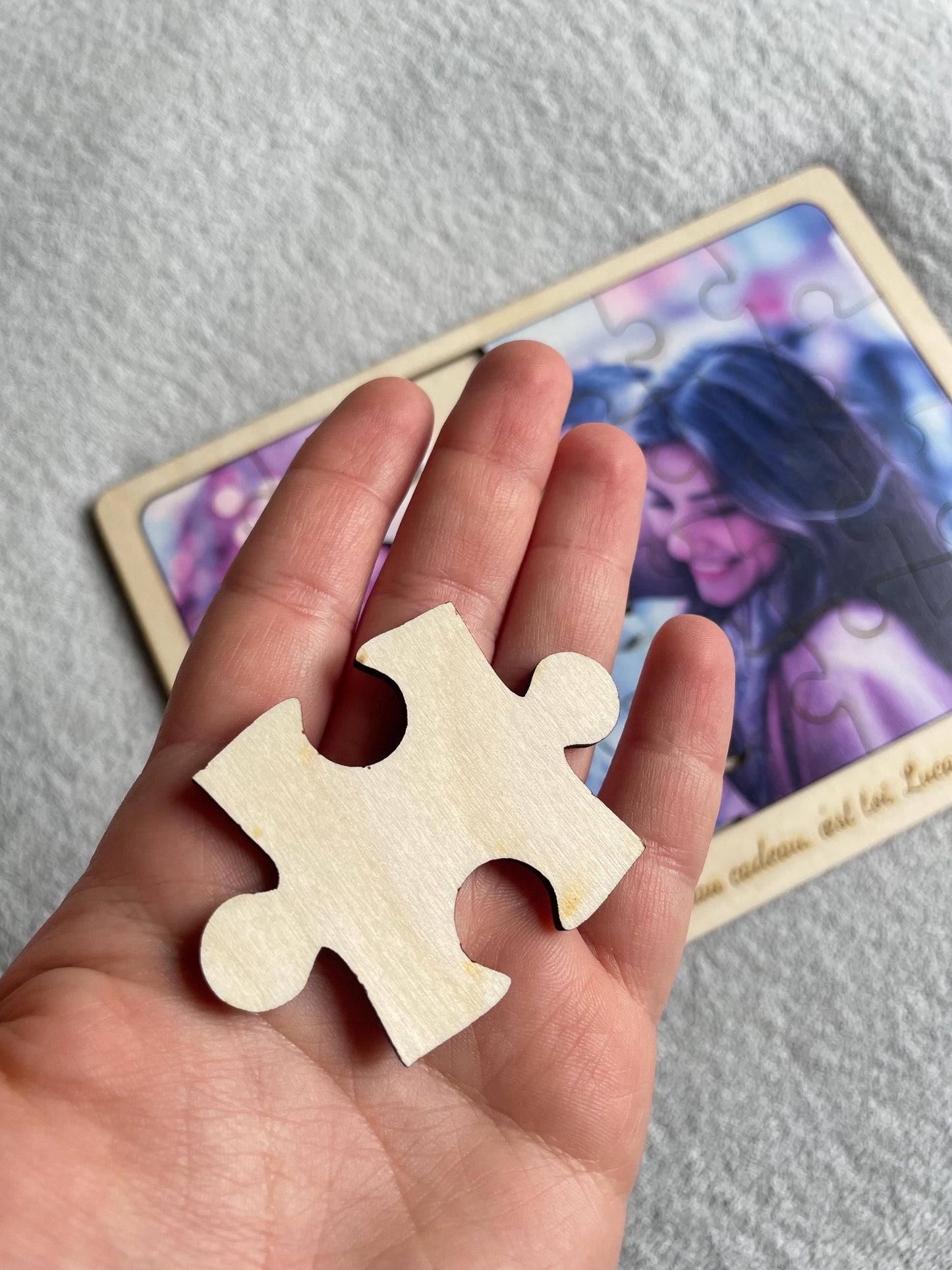 Puzzle-photo coloré en bois avec le message gravé personnalisé