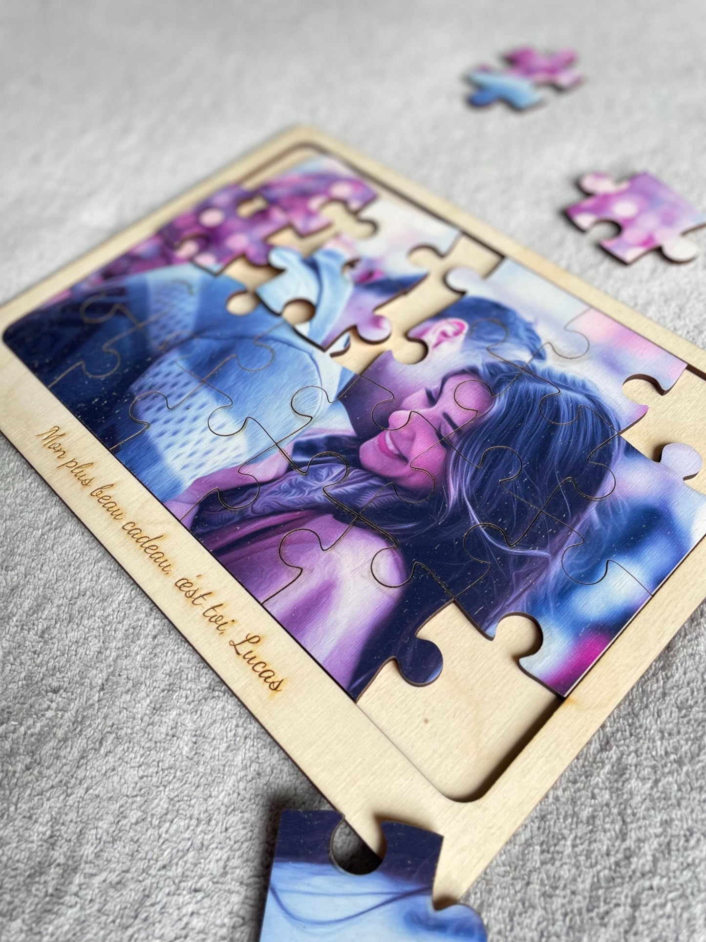 Puzzle-photo coloré en bois avec le message gravé personnalisé