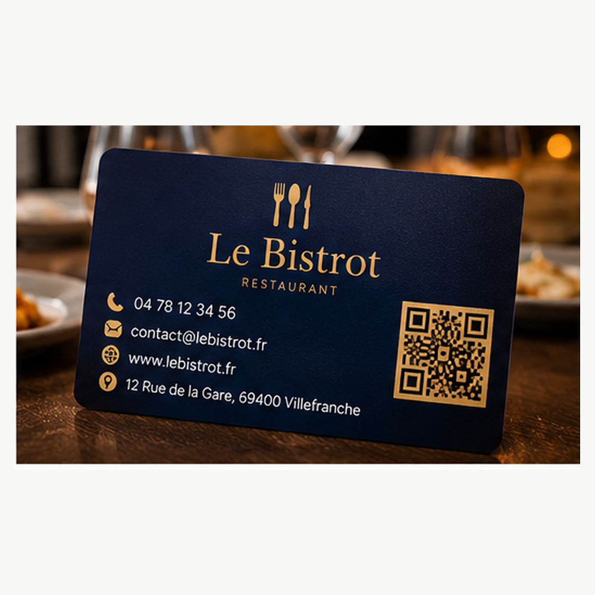 Carte de visite PVC personnalisée pour restaurant, fond bleu marine, logo doré et QR code
