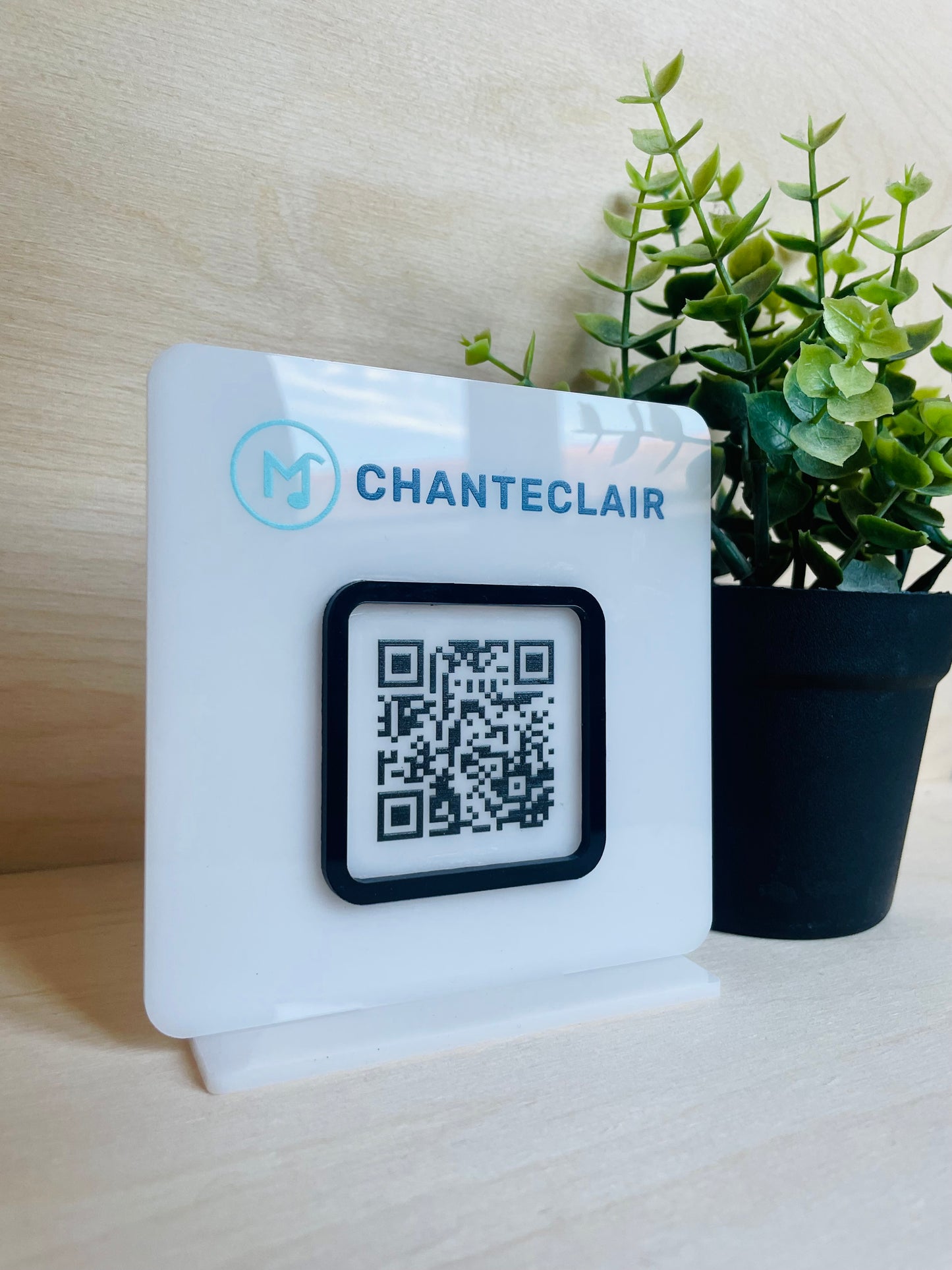 Plaque QR Code personnalisée en plexiglas avec fixations murales en acier inoxydable