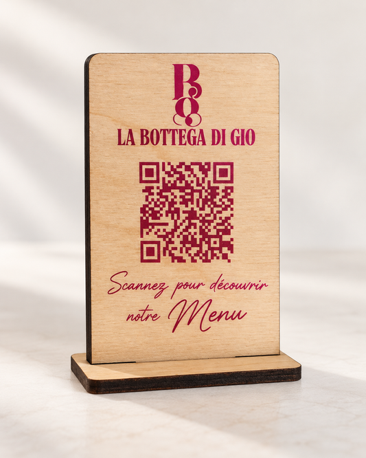 Présentoir QR Code en bois naturel avec logo personnalisé et impression UV couleur bordeaux pour menu de restaurant.