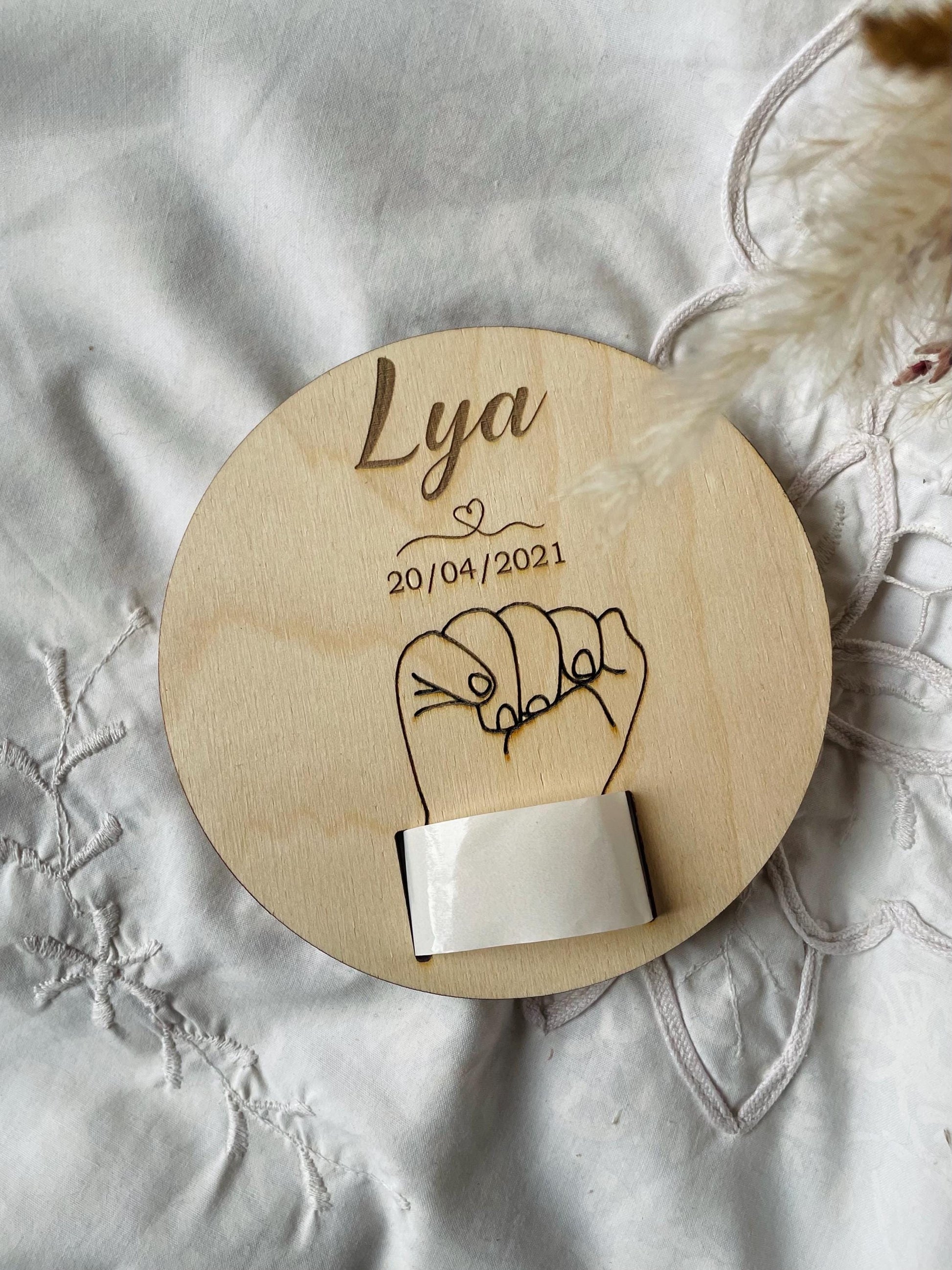 Support de bracelet de naissance personnalisé en bois avec prénom gravé