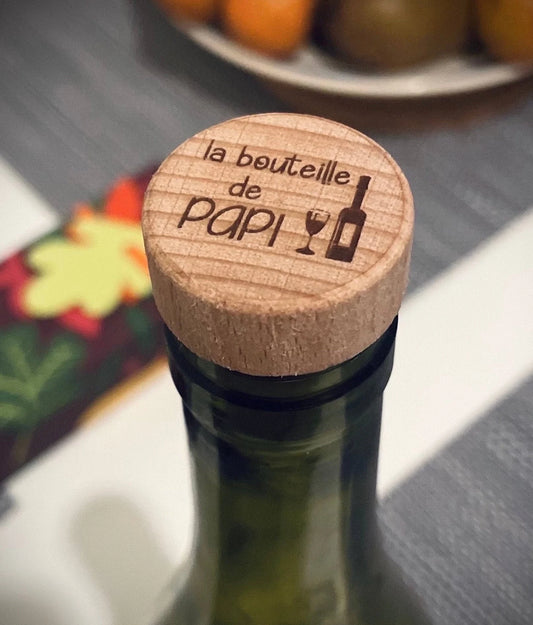 Bouchon en bois gravé personnalisé pour bouteille de vin avec texte et logo, idée cadeau unique pour anniversaire, fête des pères ou événement.