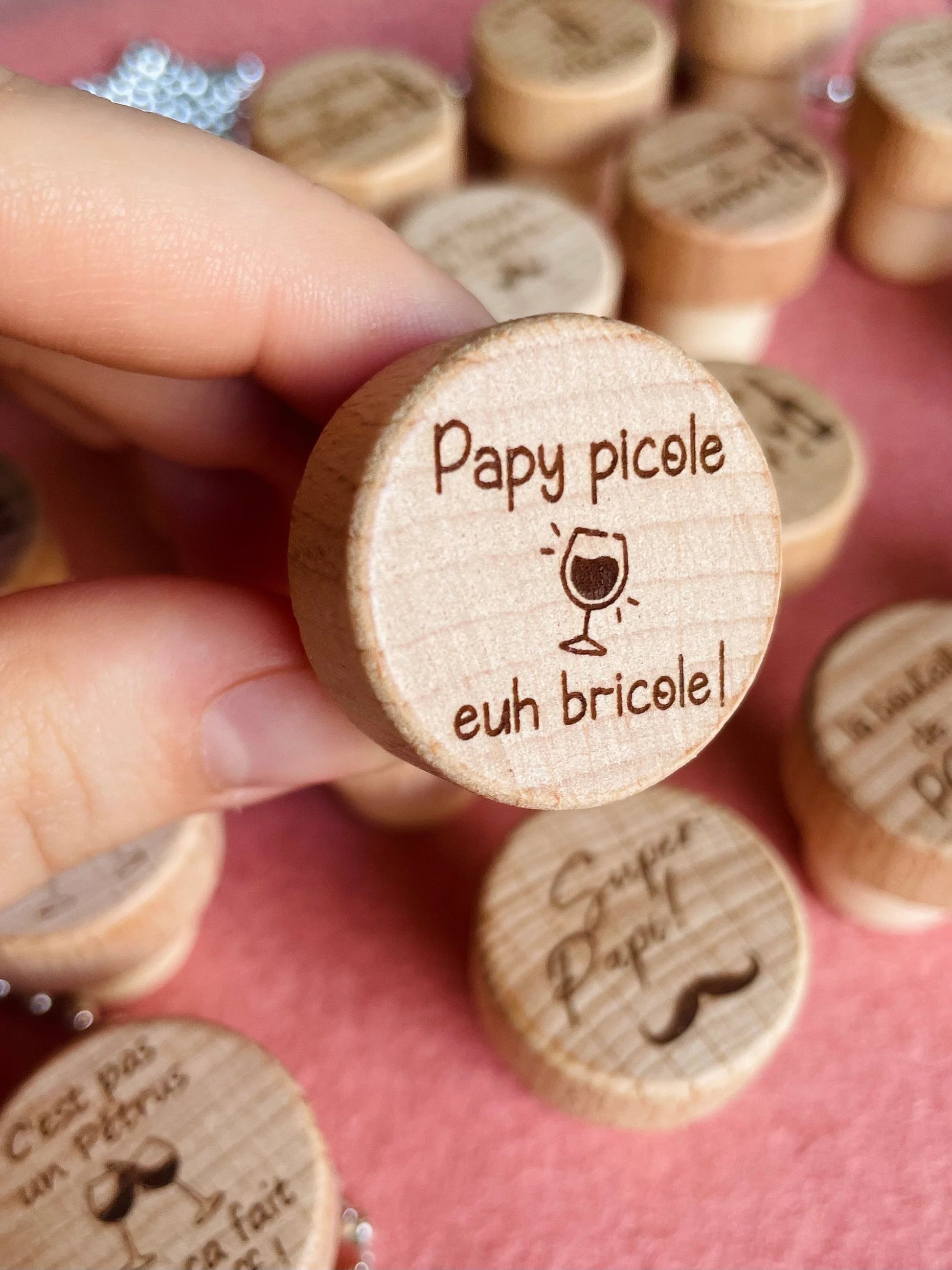 Gros plan d'un bouchon en bois gravé personnalisé avec prénom et message pour bouteille de vin.
