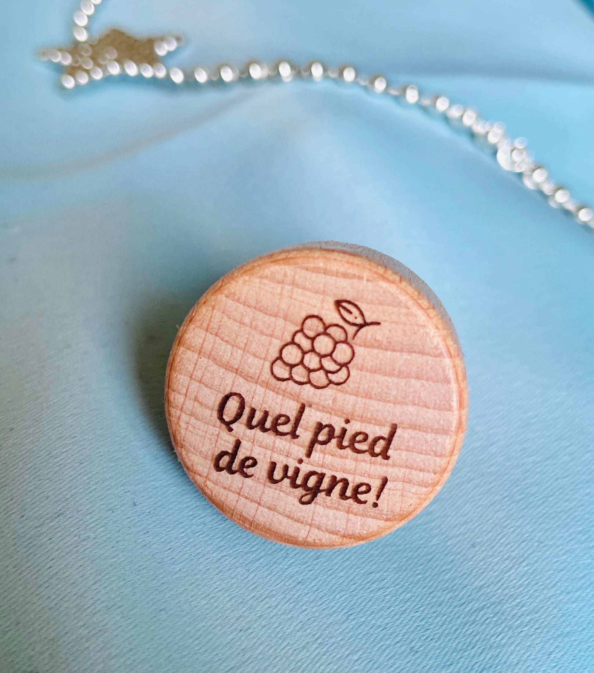 Bouchon en bois gravé personnalisé avec motif de vigne, idéal pour bouteille de vin et cadeau personnalisé.