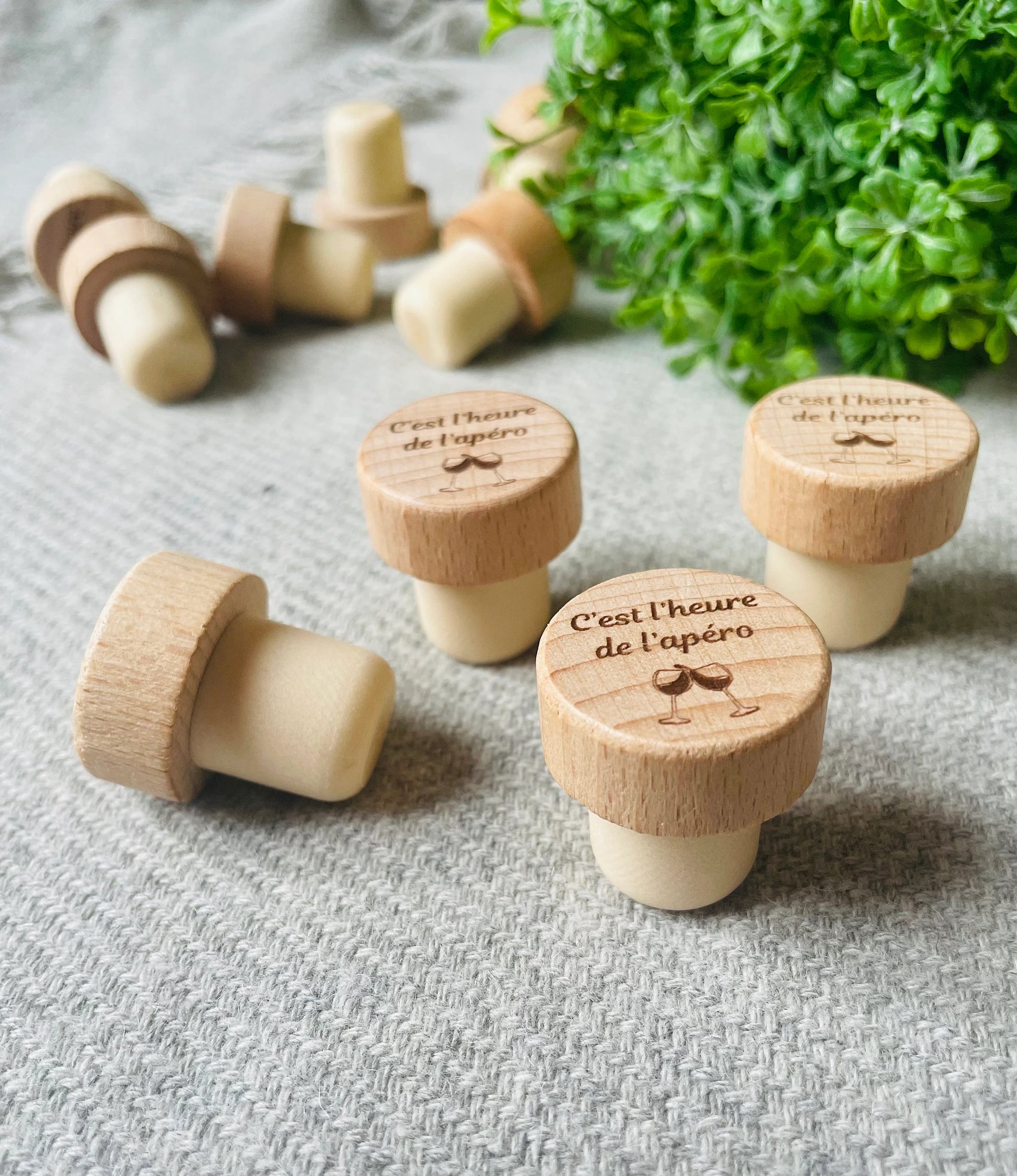 Bouchons de bouteille en bois gravés et personnalisés avec texte ou logo, parfaits pour le vin, les cadeaux et les événements.