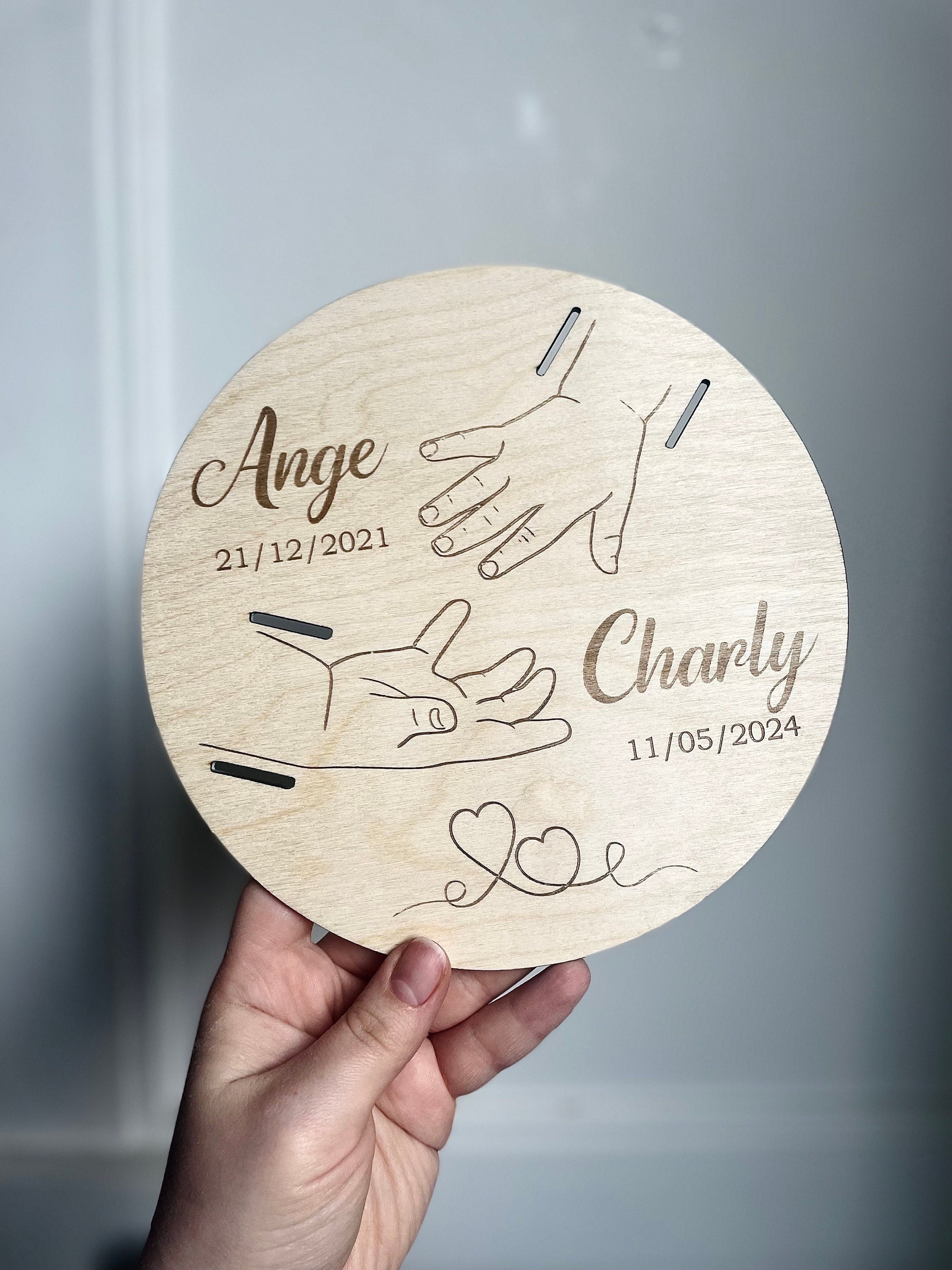 Cadeau de naissance personnalisé en bois gravé avec prénoms, dates et illustration familiale.