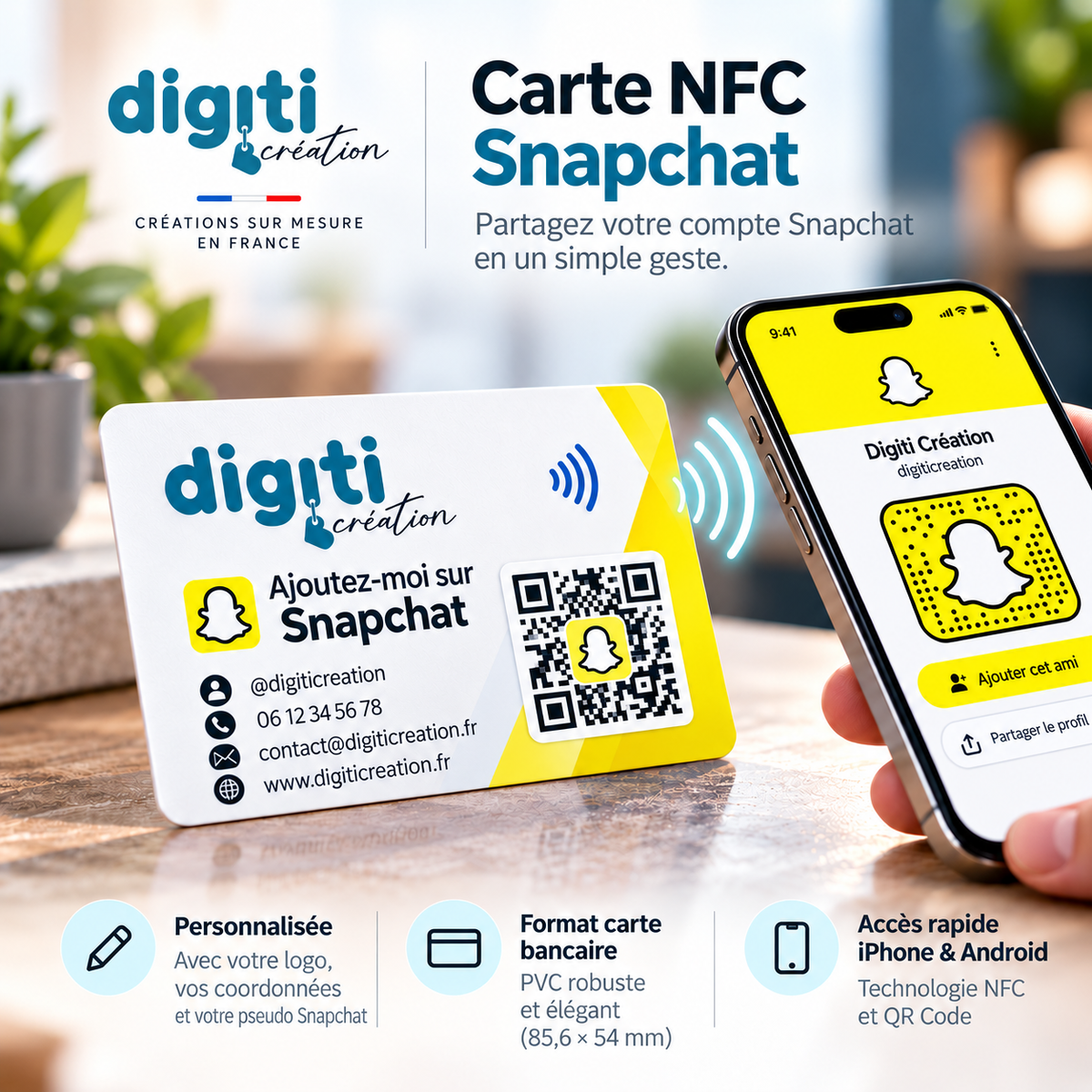 Carte NFC Snapchat personnalisée sur un présentoir en bois dans un café, avec smartphone affichant le profil Snapchat