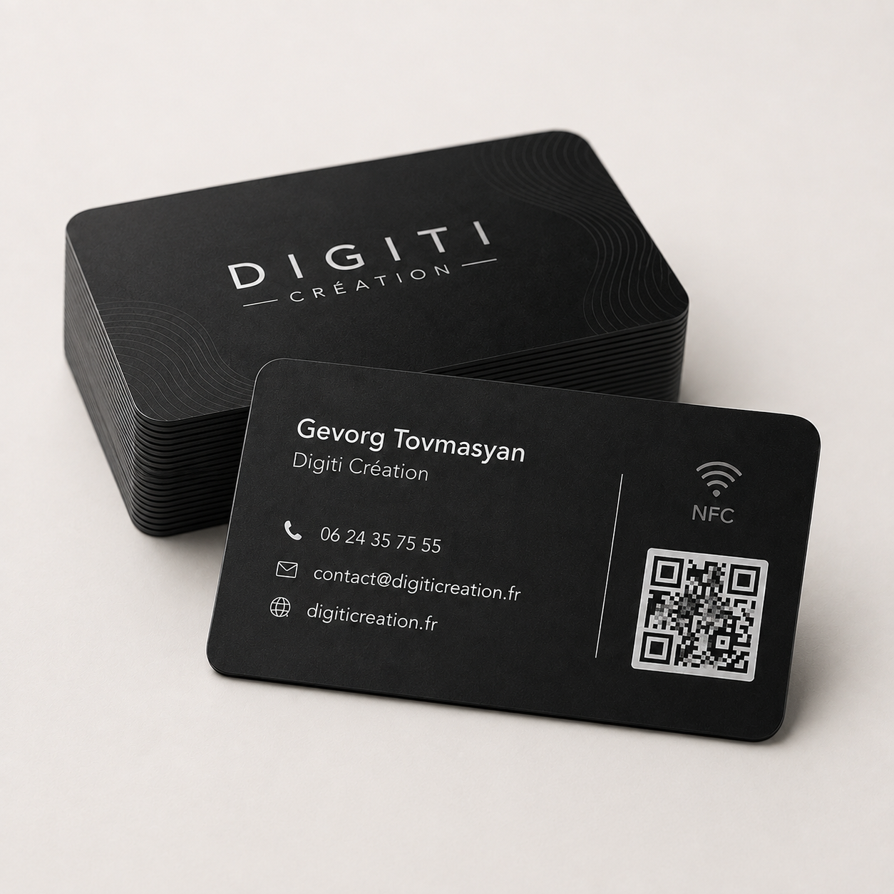 Cartes de visite NFC personnalisées sur un bureau professionnel avec ordinateur portable