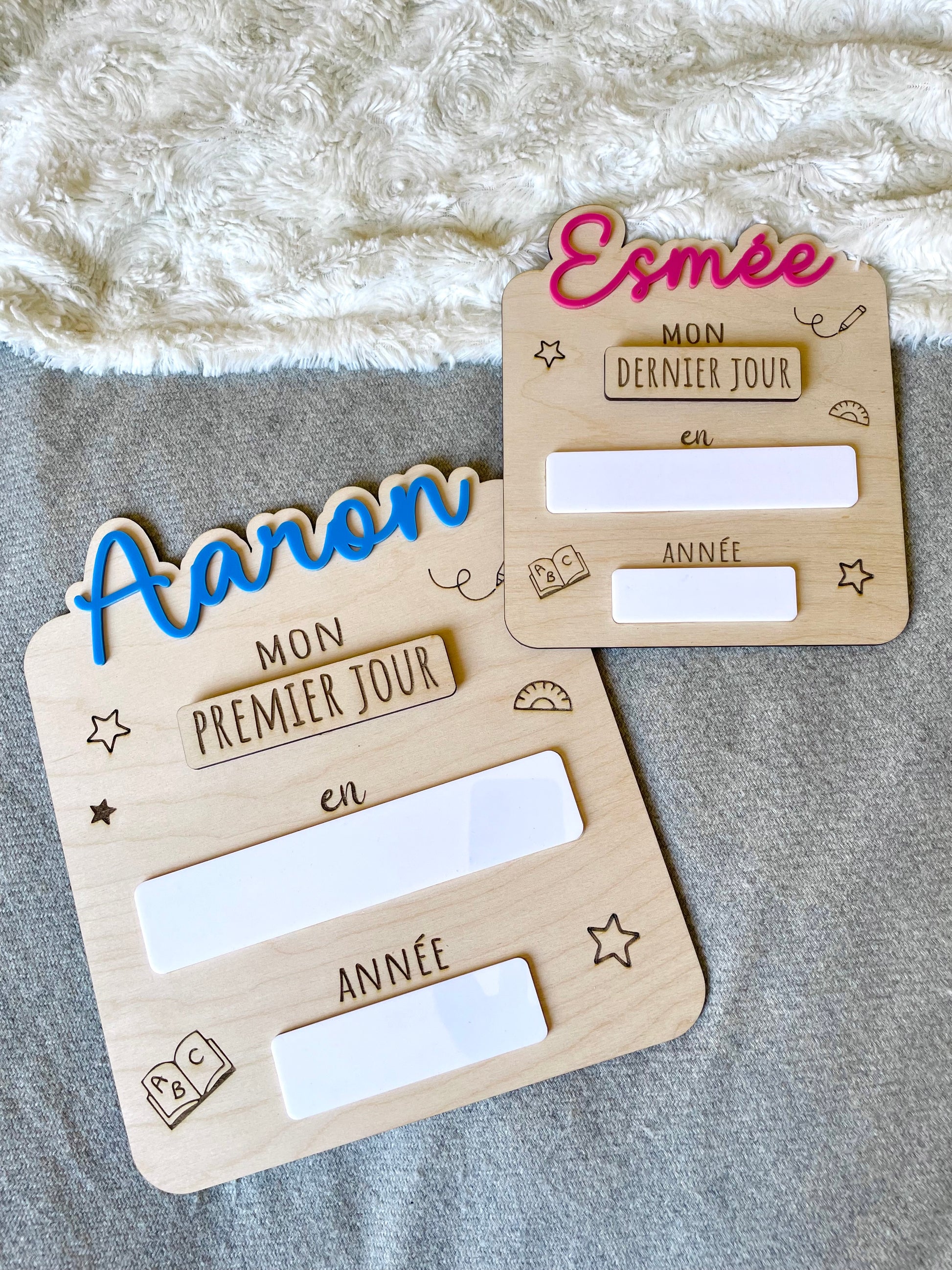 Collection de plaques personnalisées en bois « Premier jour d'école » avec différents prénoms et couleurs.