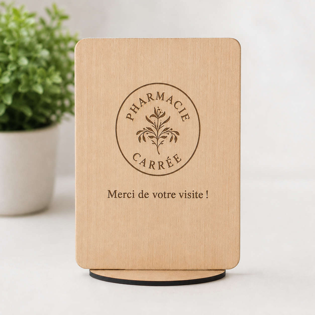 Gros plan du QR code gravé sur un panneau WiFi en bois naturel