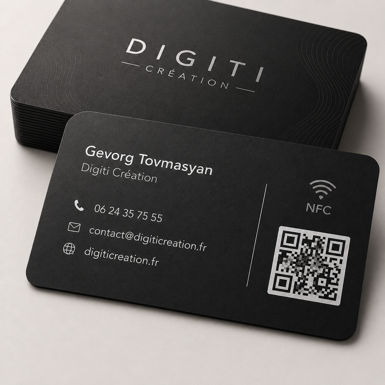Détails d’une carte de visite NFC noire avec finition mate, symbole NFC et QR code