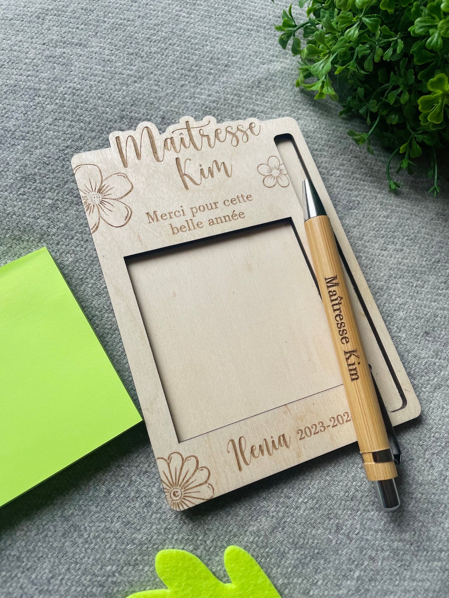 Support à post-it en bois et stylo gravé personnalisables /Cadeau maîtresse - fin d'année