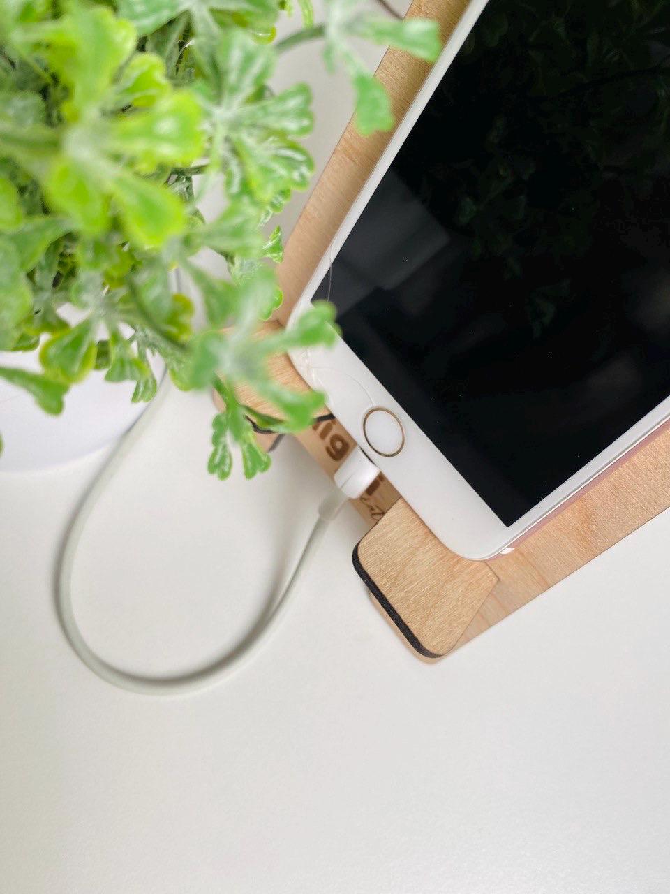 Support téléphone en bois gravé personnalisé