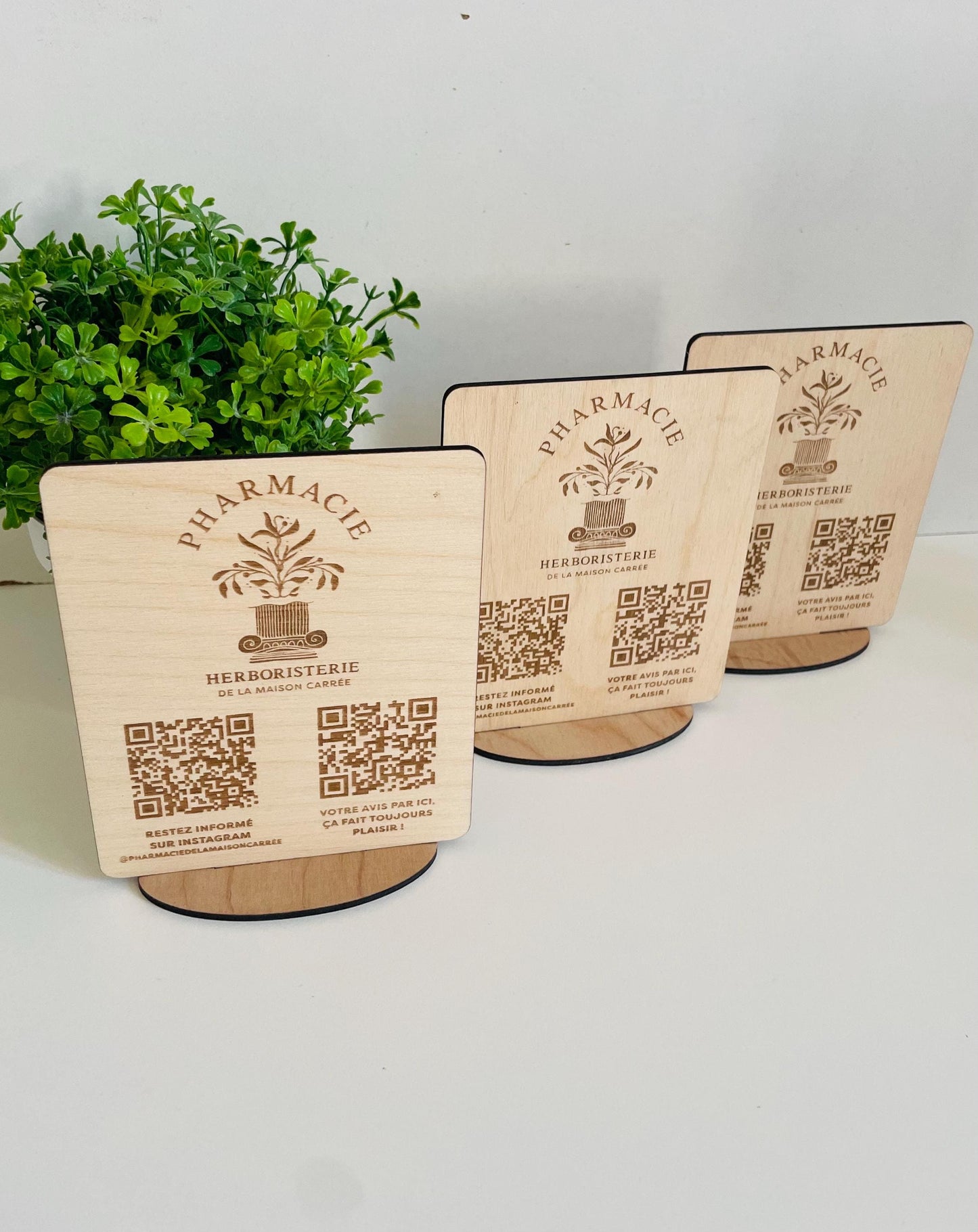 Plaque 2 QR Codes et Logo gravé en bois personnalisé