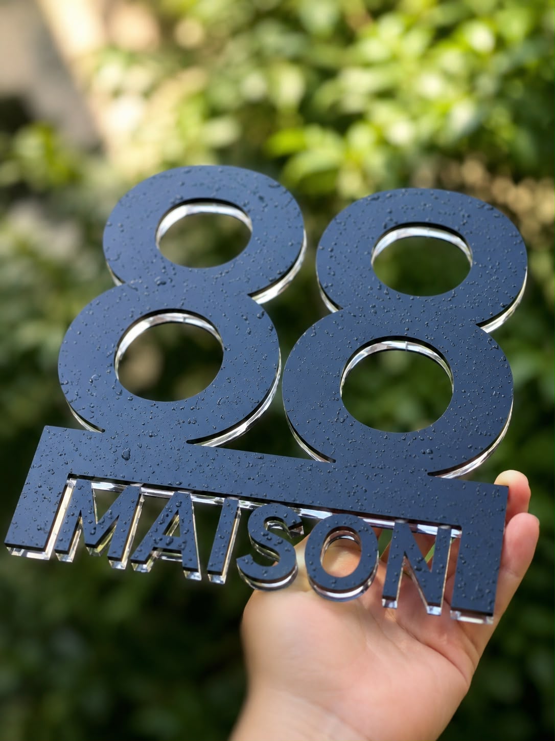 Numéro de maison personnalisé en acrylique noir Line 02 installé sur un mur extérieur moderne