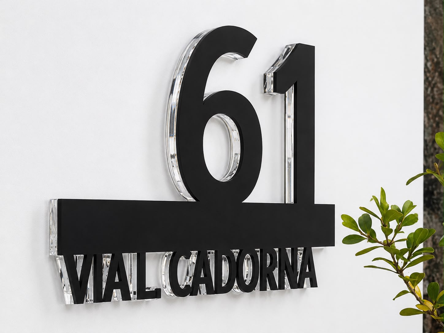 Numéro de maison personnalisé en acrylique noir installé sur un mur extérieur moderne