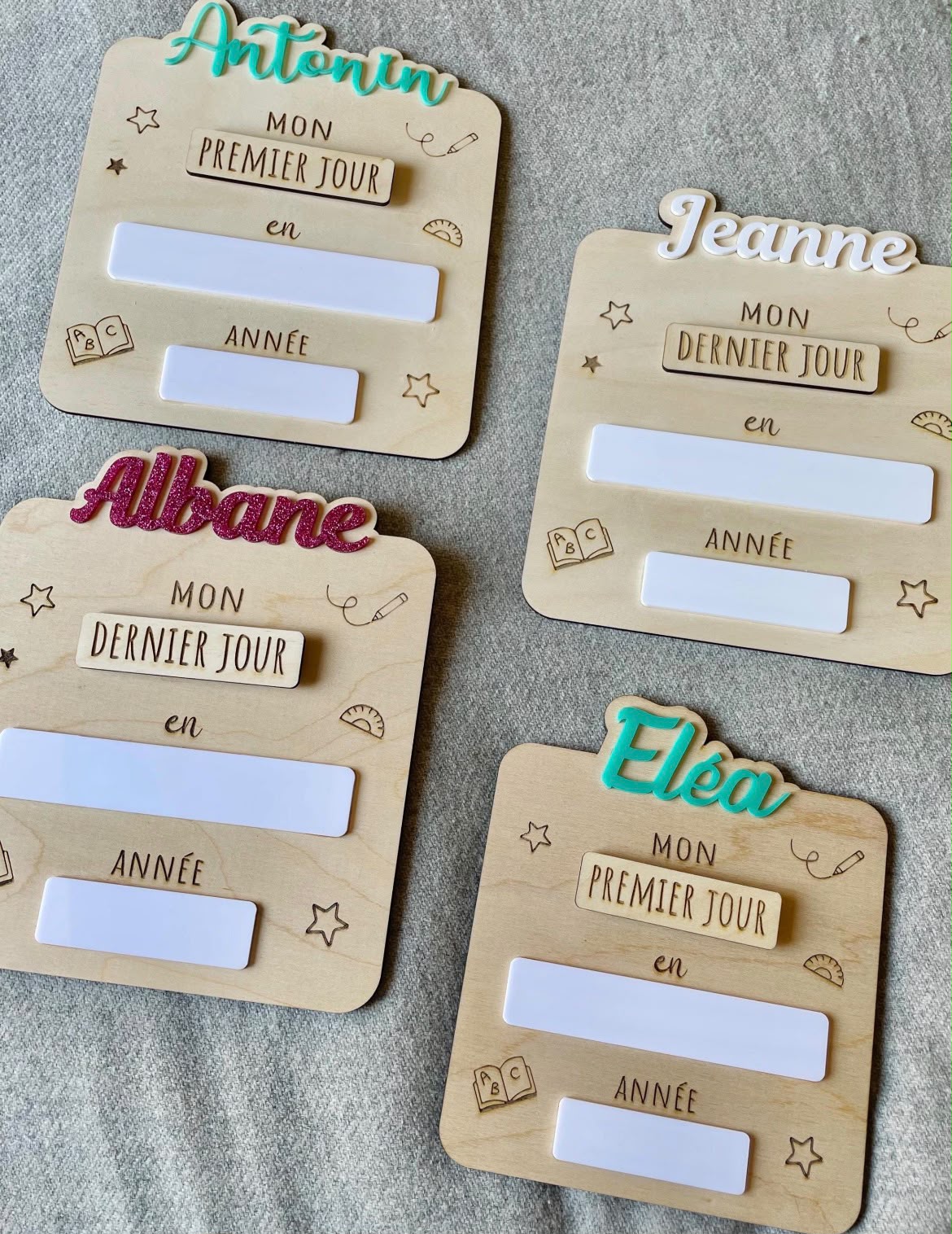 Pancarte en bois personnalisée avec prénom Althéa pour le premier jour d'école.