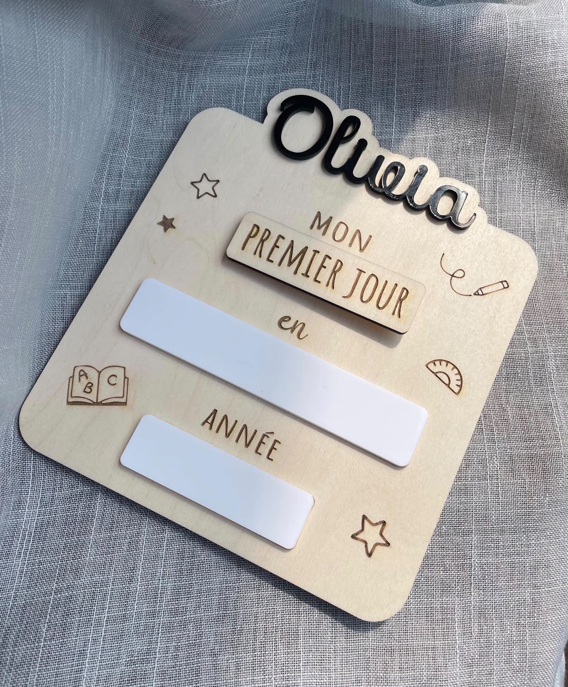 Pancarte personnalisée en bois "Mon Premier Jour" avec prénom Louise en acrylique rose.