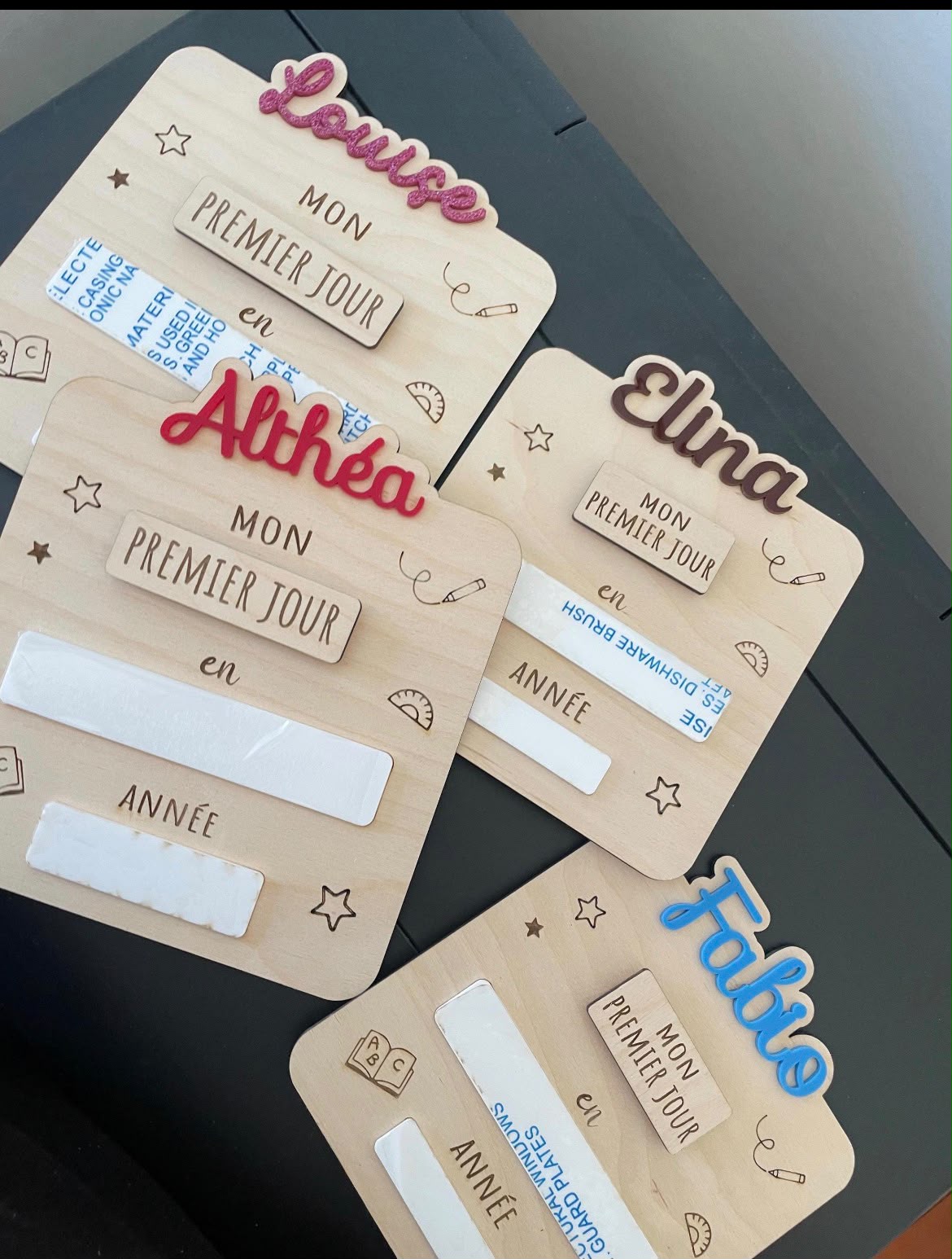 Pancarte en bois personnalisée Elina pour photo de rentrée scolaire.