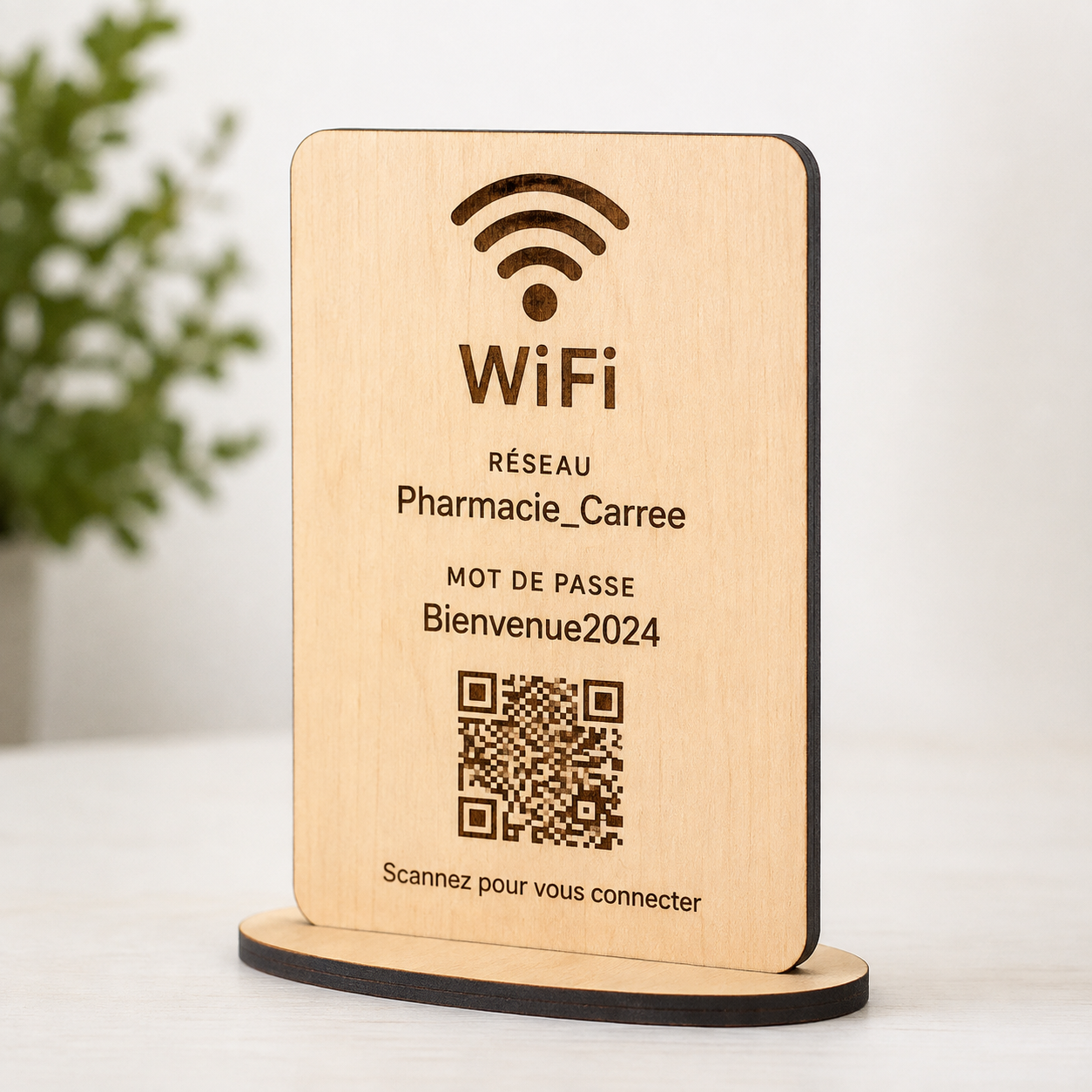 Panneau WiFi personnalisé en bois avec QR code, support de table et bords noirs découpés au laser