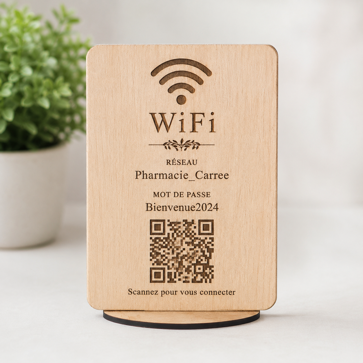 Plaque WiFi en bois personnalisée vue de trois quarts avec QR code gravé