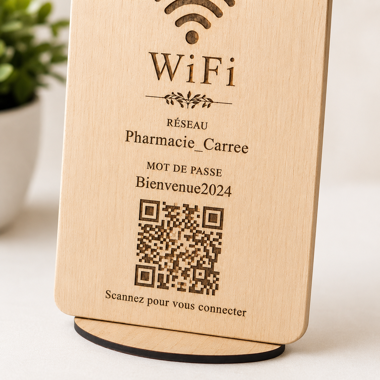 Vue de côté d’un panneau WiFi en bois avec support de table inclus