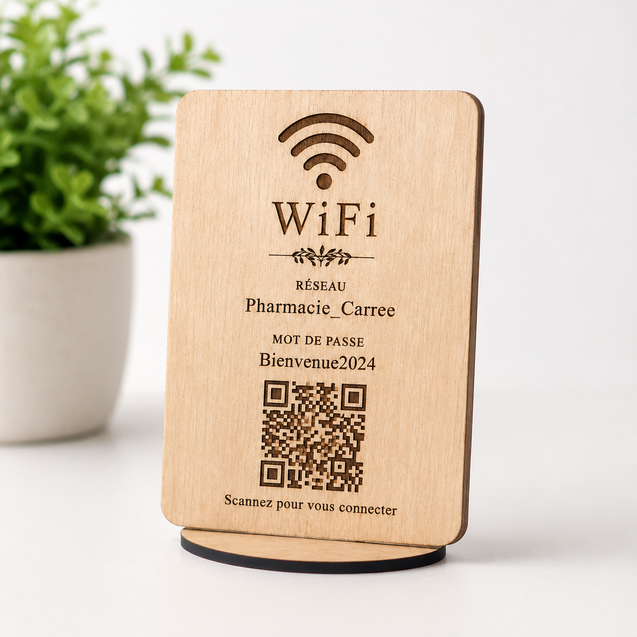 Panneau WiFi avec QR code posé sur une table de café ou restaurant