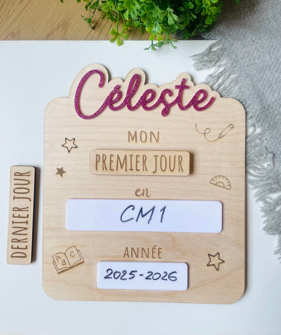 Plaque souvenir en bois personnalisée avec prénom pour immortaliser le premier jour d'école.