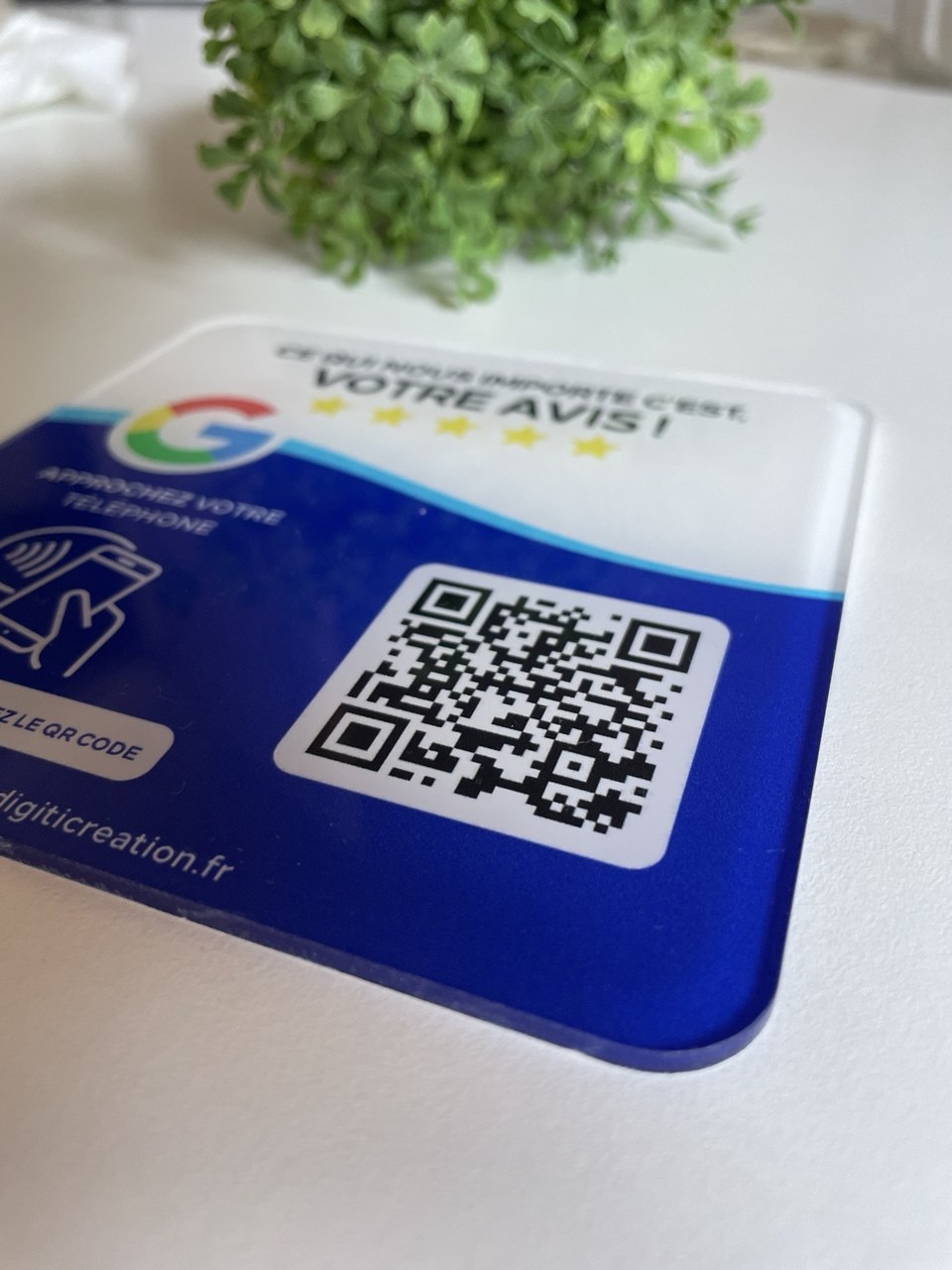 Détail de la plaque Google Avis avec technologie NFC et QR code
