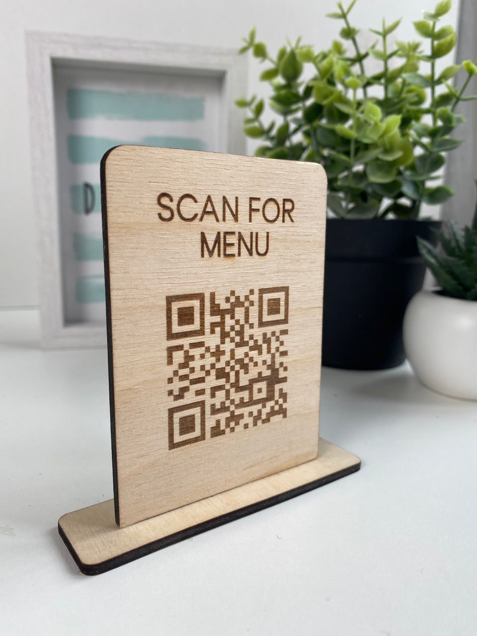 Plaque menu QR Code personnalisée en bois avec support de table, idéale pour les restaurants, cafés, hôtels et bars.