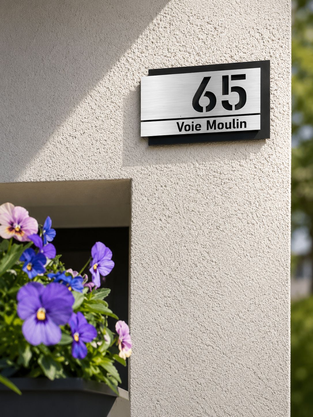  Plaque numéro de maison personnalisée installée sur une façade