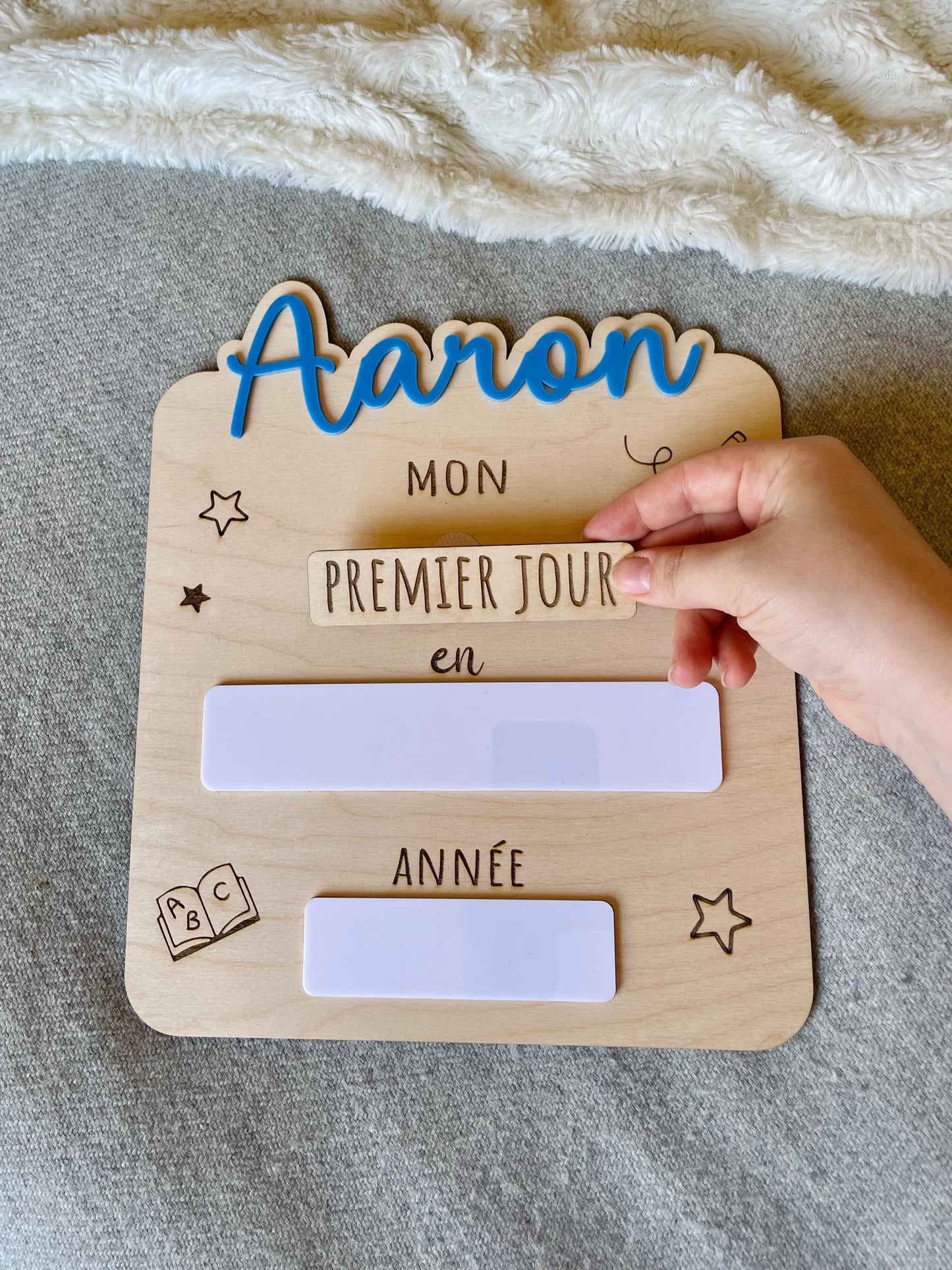 Plaque en bois personnalisée « Premier jour d'école » avec le prénom Aaron et espaces à compléter.