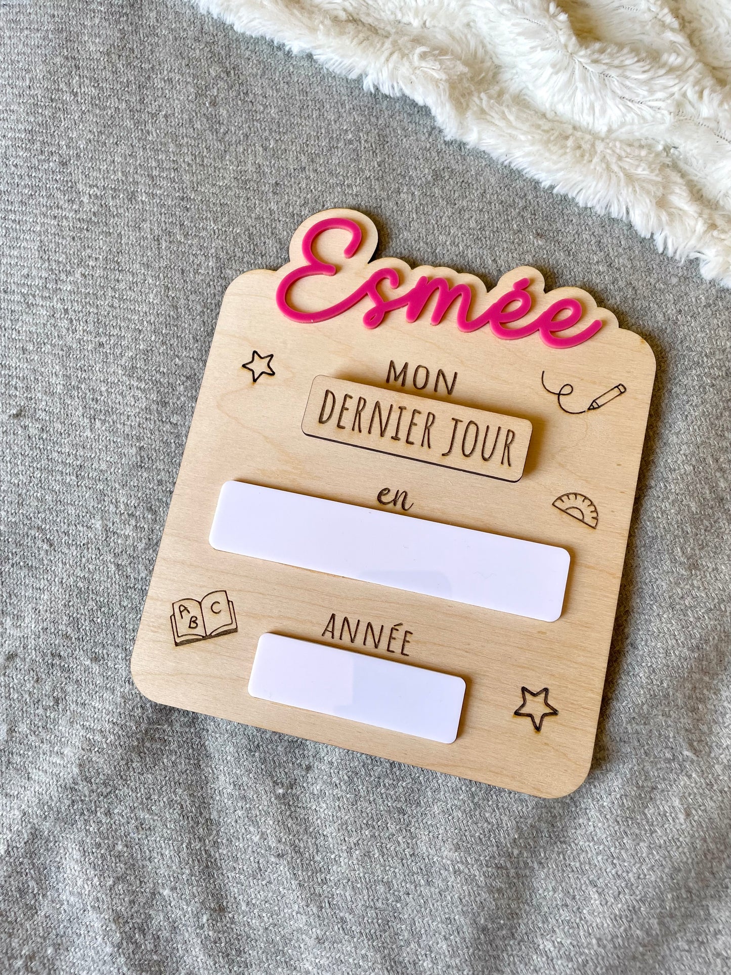 Plaque personnalisée en bois « Premier jour d'école » avec le prénom Emma pour une photo de rentrée.
