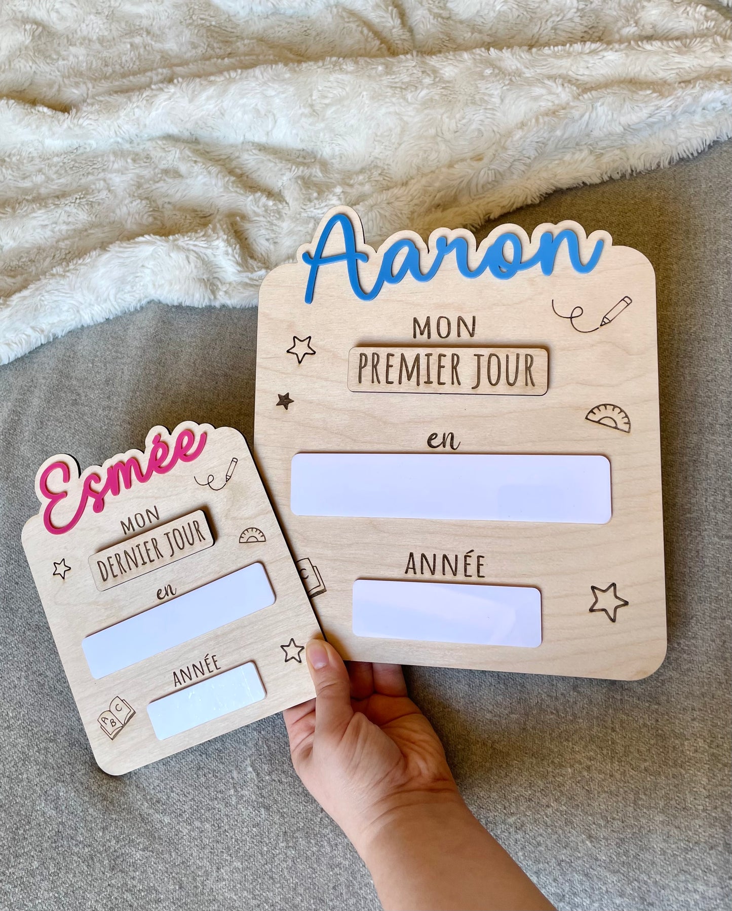 Plaques en bois personnalisées « Premier jour d'école » pour garçons et filles avec prénom et année scolaire.