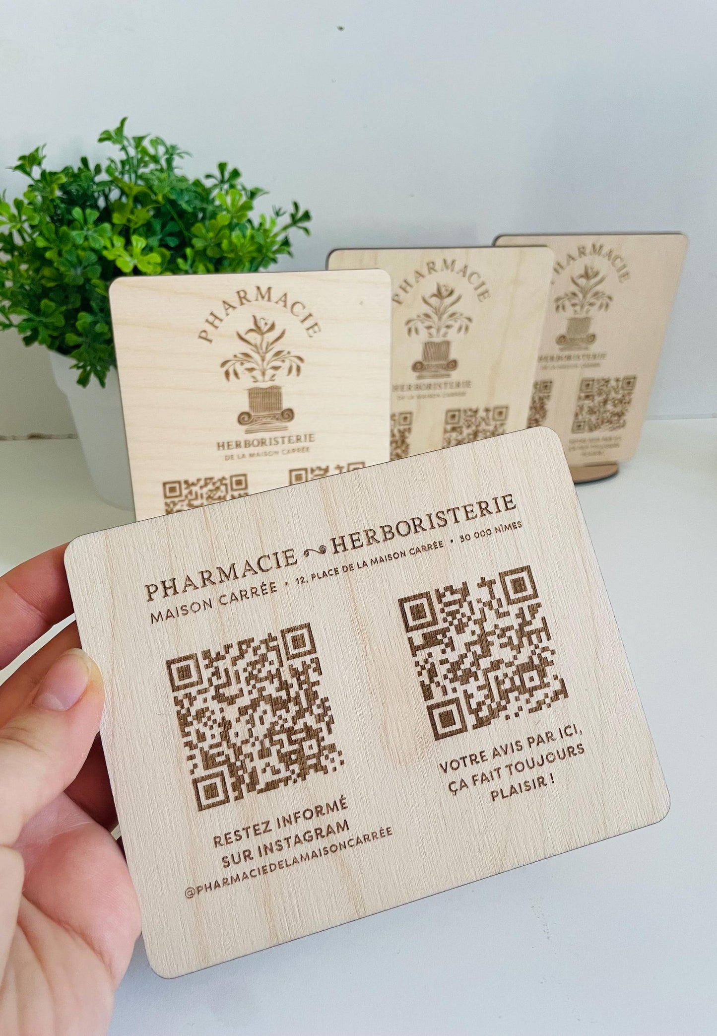 Plaques QR Code personnalisées en bois avec logo gravé permettant d'accéder aux réseaux sociaux et aux avis Google