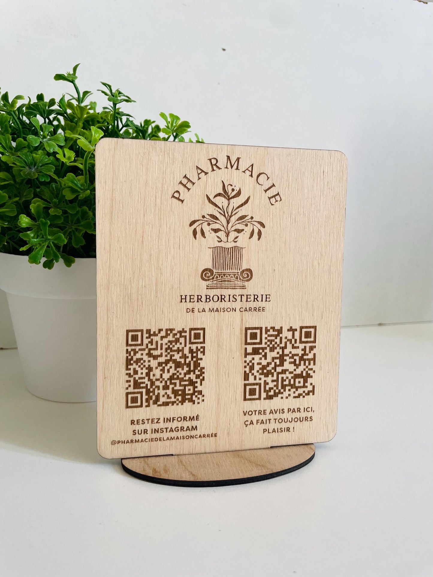 Plaque QR Code personnalisée en bois avec logo gravé pour entreprise