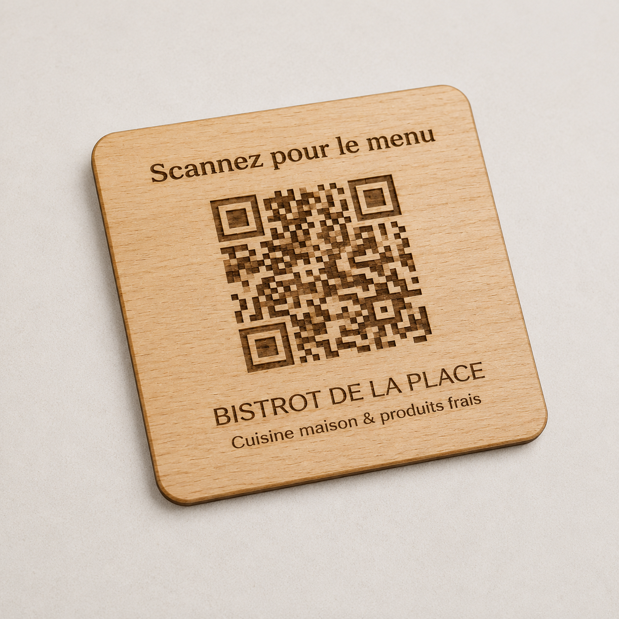 Plaque QR Code en bois personnalisée pour menu de restaurant sur fond clair