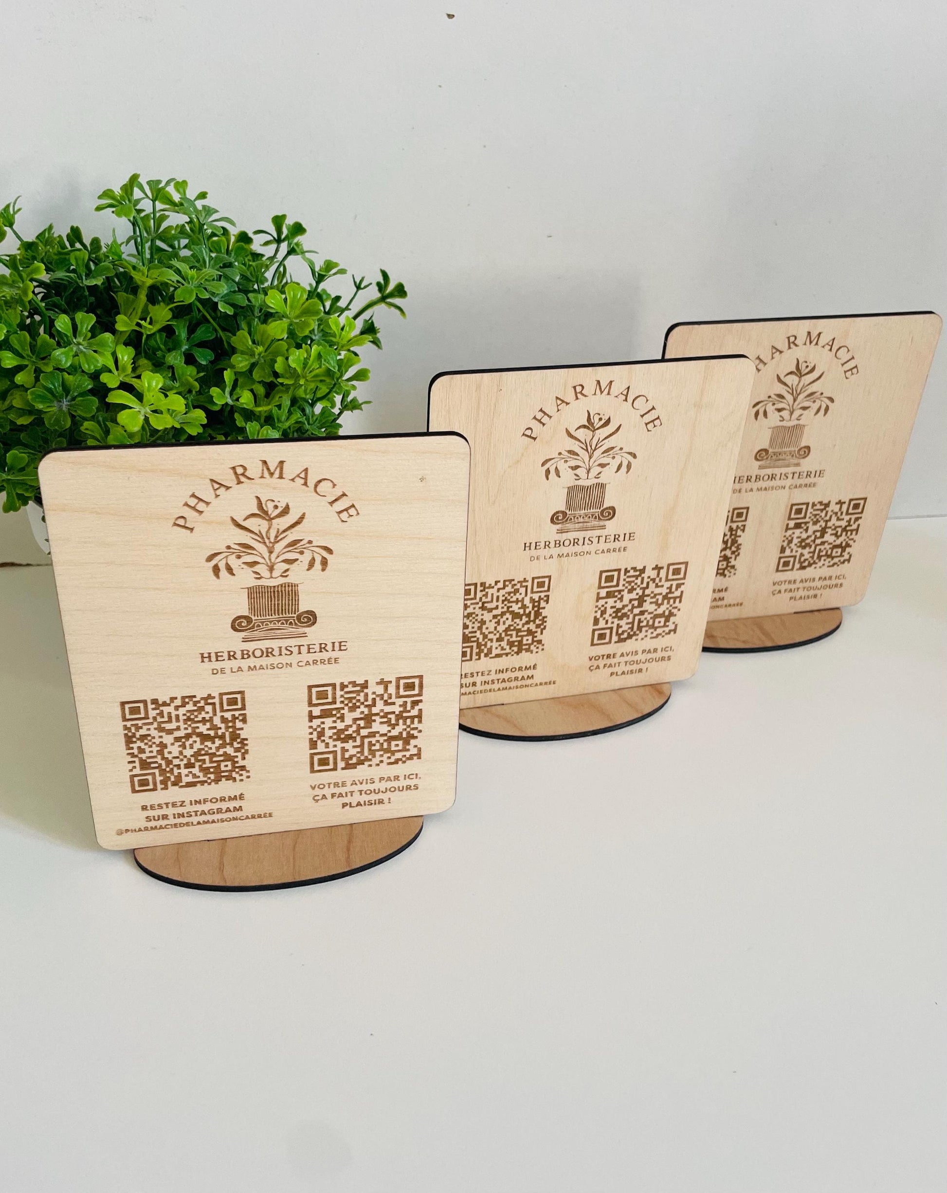 Plaques QR Code personnalisées en bois gravé avec support, idéales pour les comptoirs de pharmacie, restaurant, hôtel ou commerce