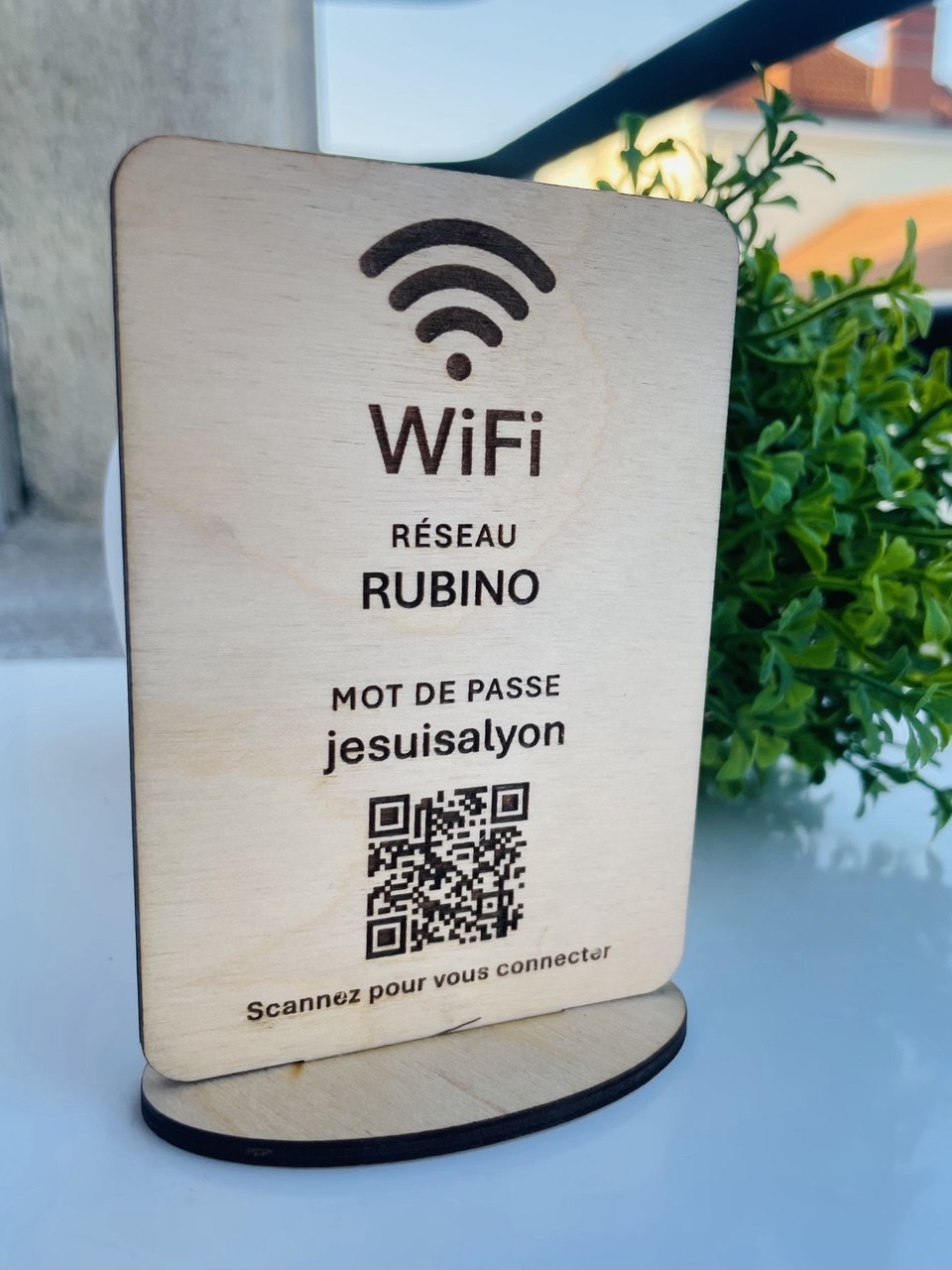 Plaque WiFi en bois personnalisée avec nom du réseau, mot de passe et QR code