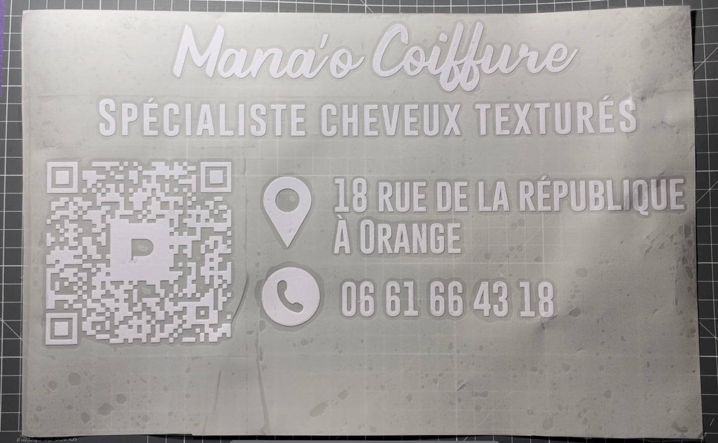 Sticker vitrine personnalisé avec QR Code pour salon de coiffure